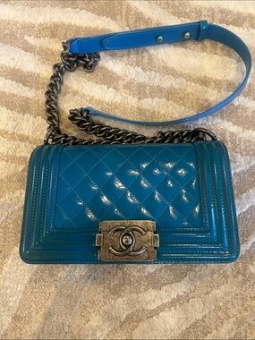 AUTHENTIC Chanel Boy bag Quilted Patent Leather Shoulder Bag - Teal Blue